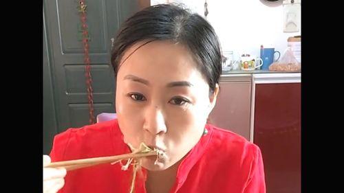 东北媚姐吃瓜